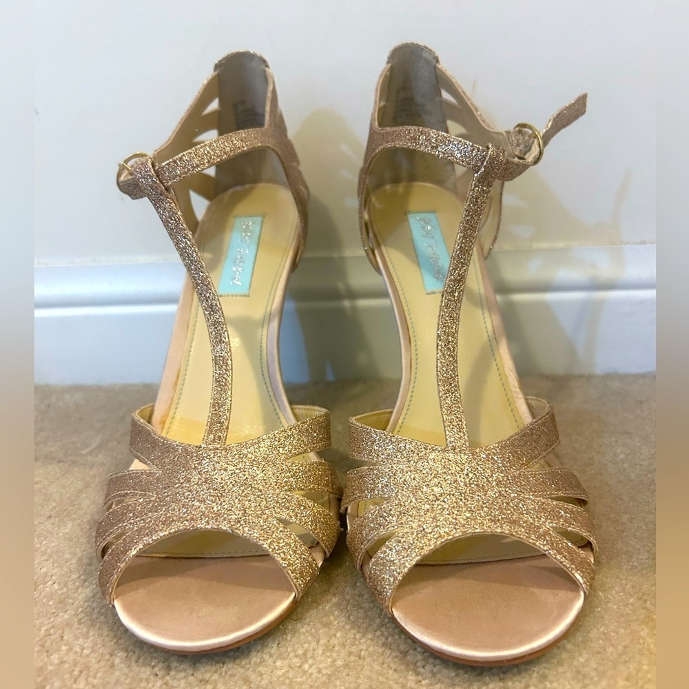 Blue by Betsey Johnson Tee Champagne
Glitter Dress Sandals